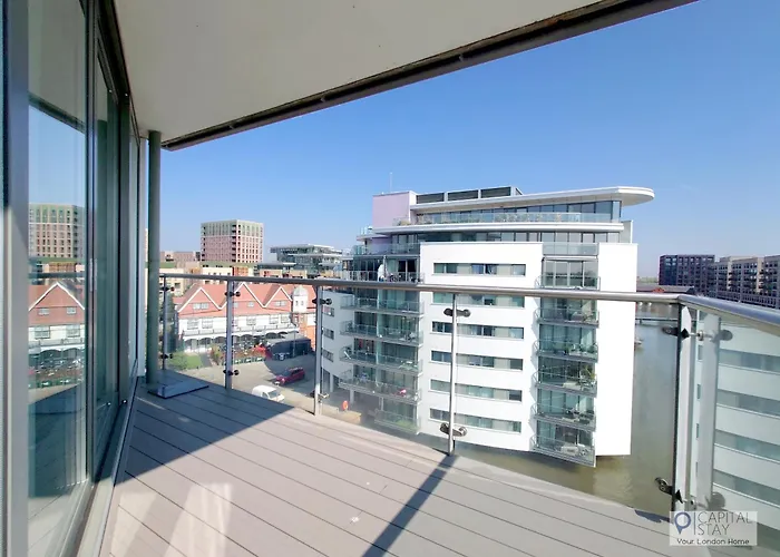 Free Parking - Serviced Two Bed Apartment London Docklands