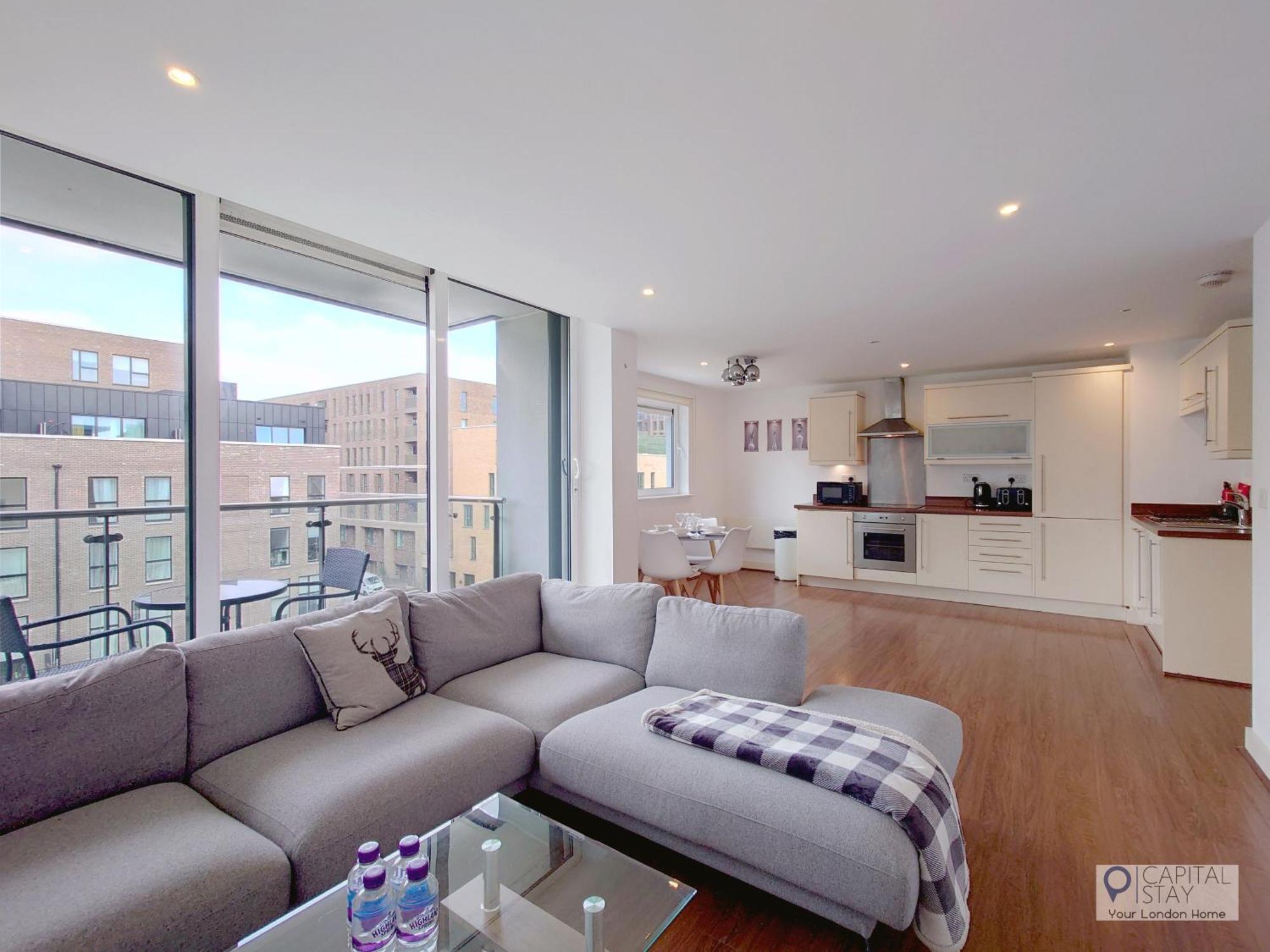 Free Parking - Serviced Two Bed London Docklands Apartment