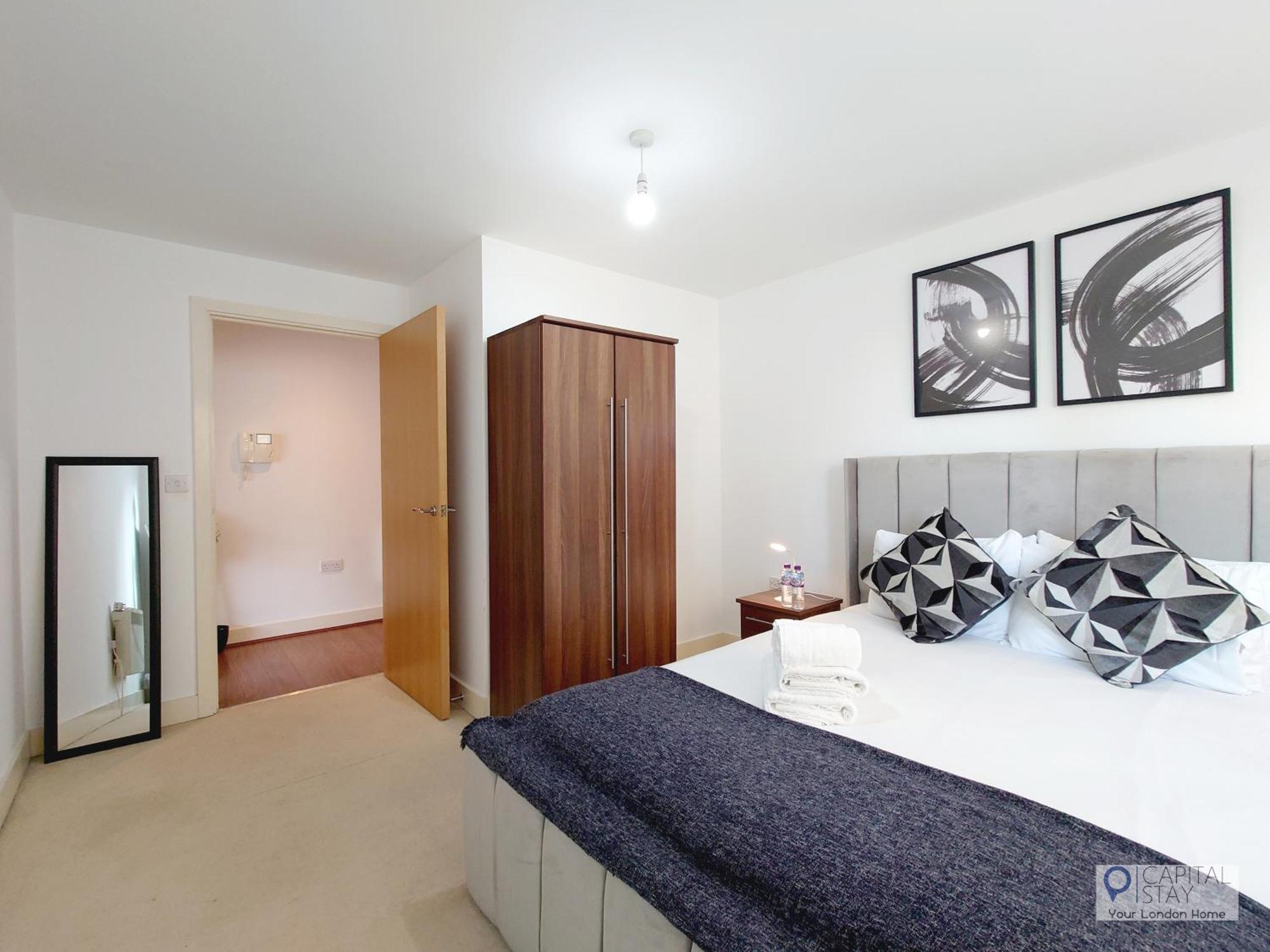 Free Parking - Serviced Two Bed London Docklands Apartment