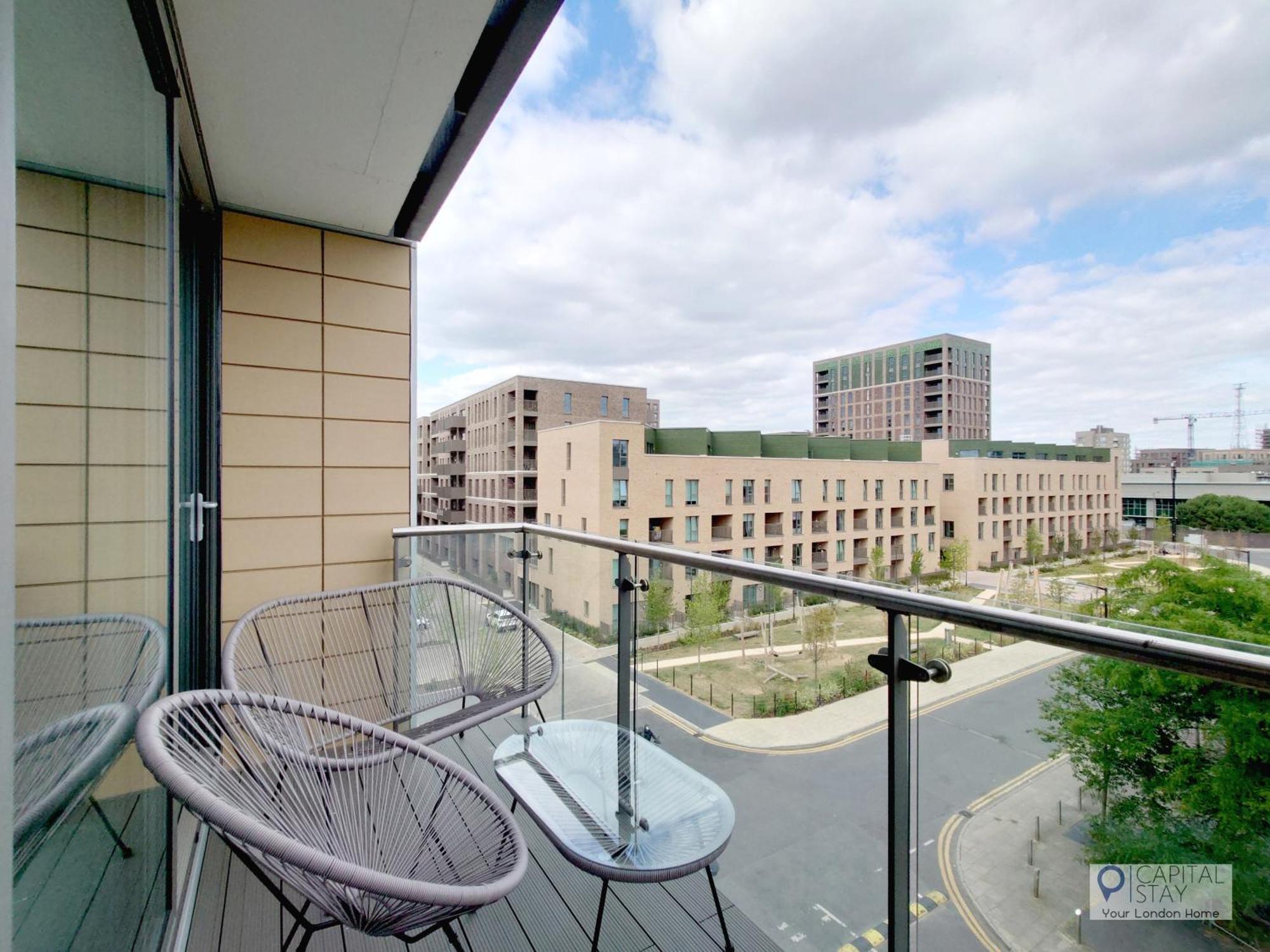 Free Parking - Serviced Two Bed London Docklands Apartment *