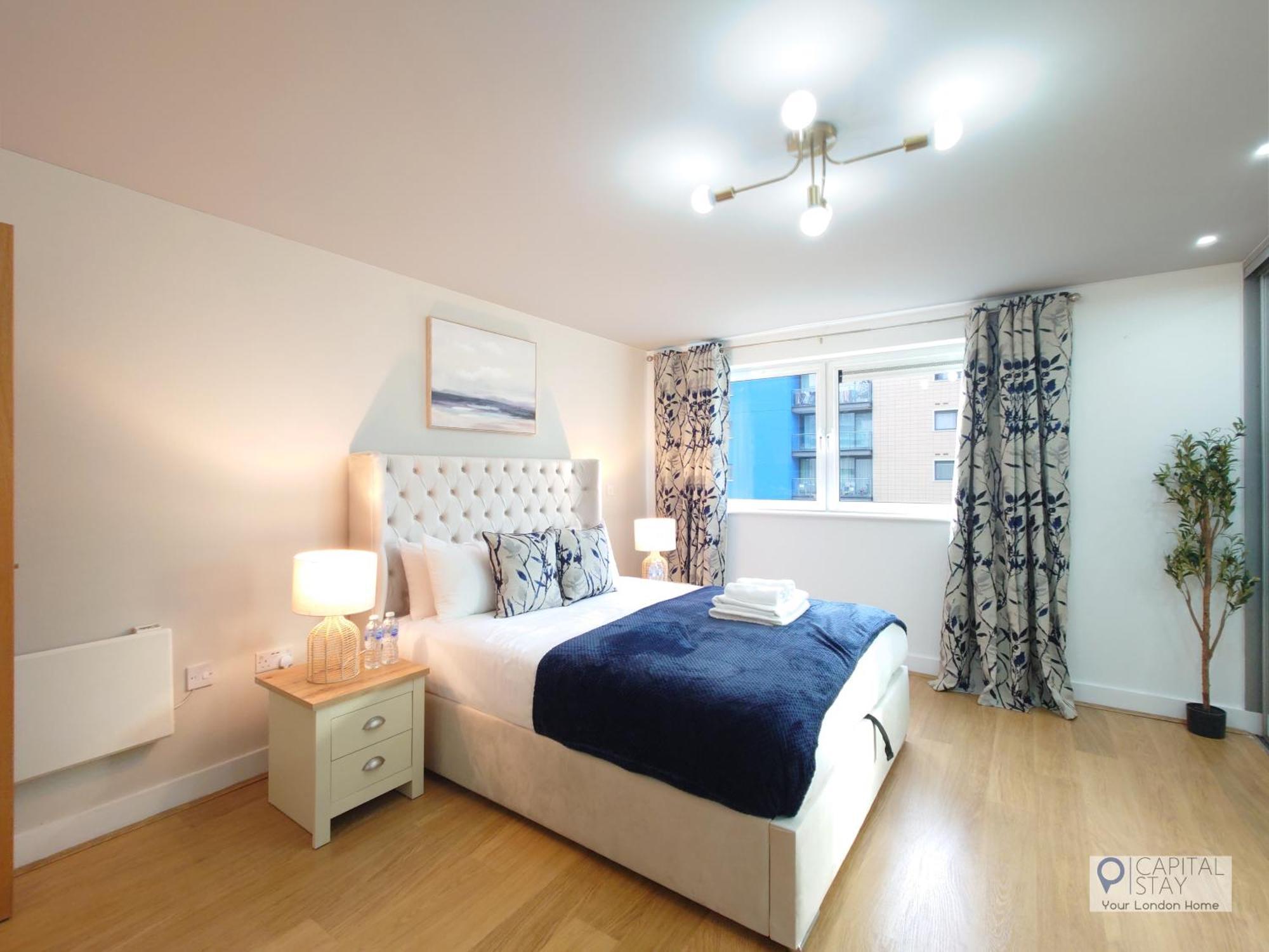 Free Parking - Serviced Two Bed London Docklands Apartment