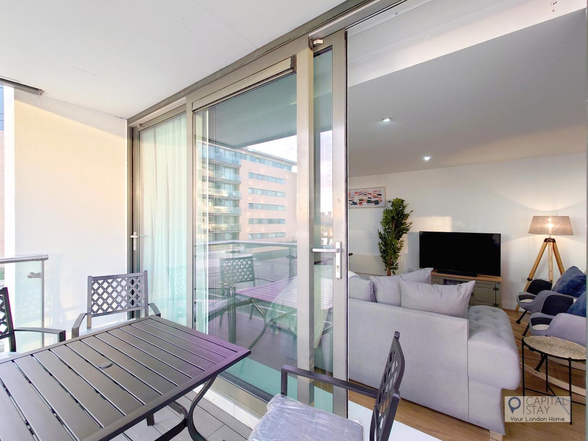 Free Parking - Serviced Two Bed London Docklands