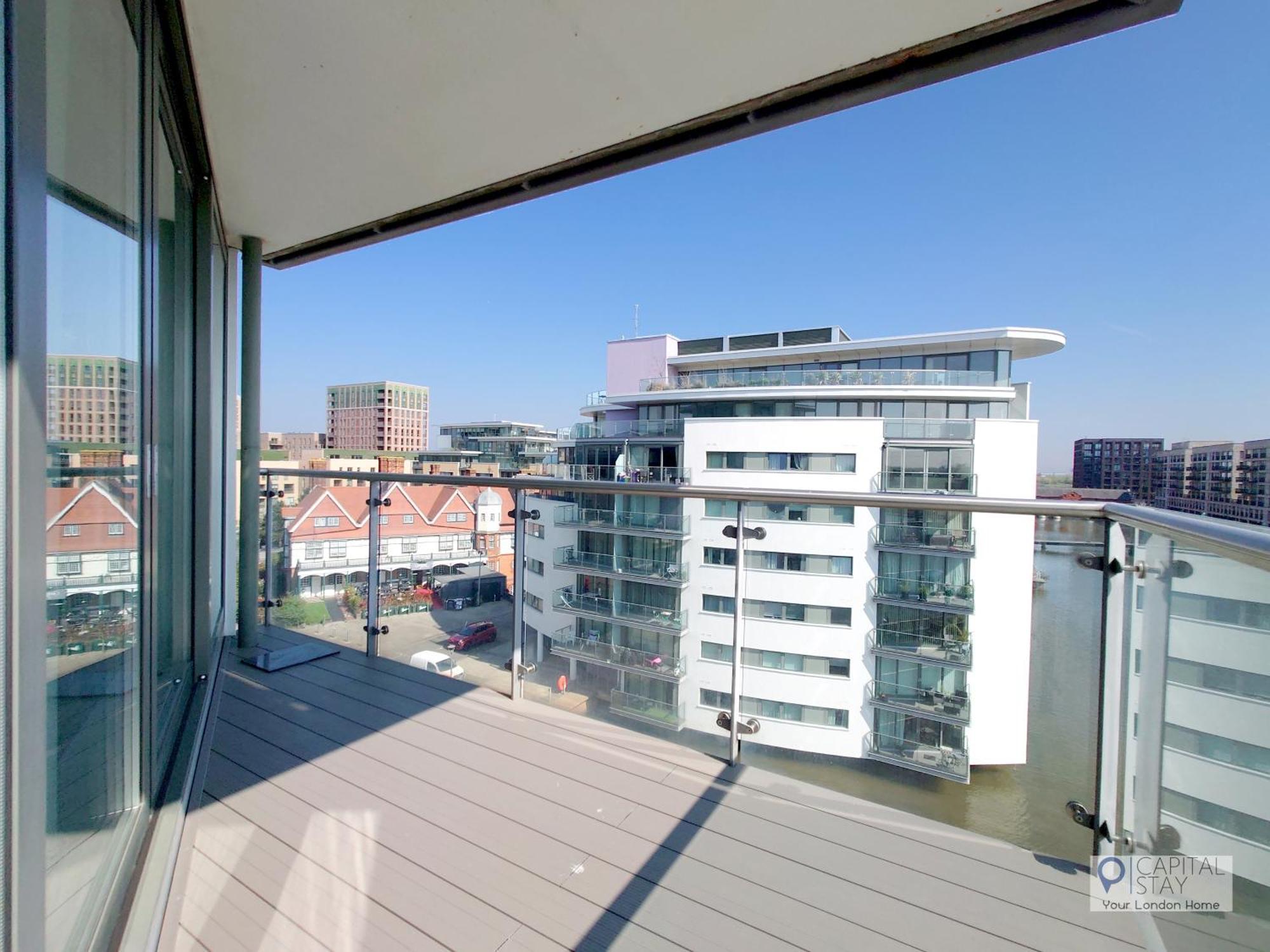 Free Parking - Serviced Two Bed London Docklands Apartment