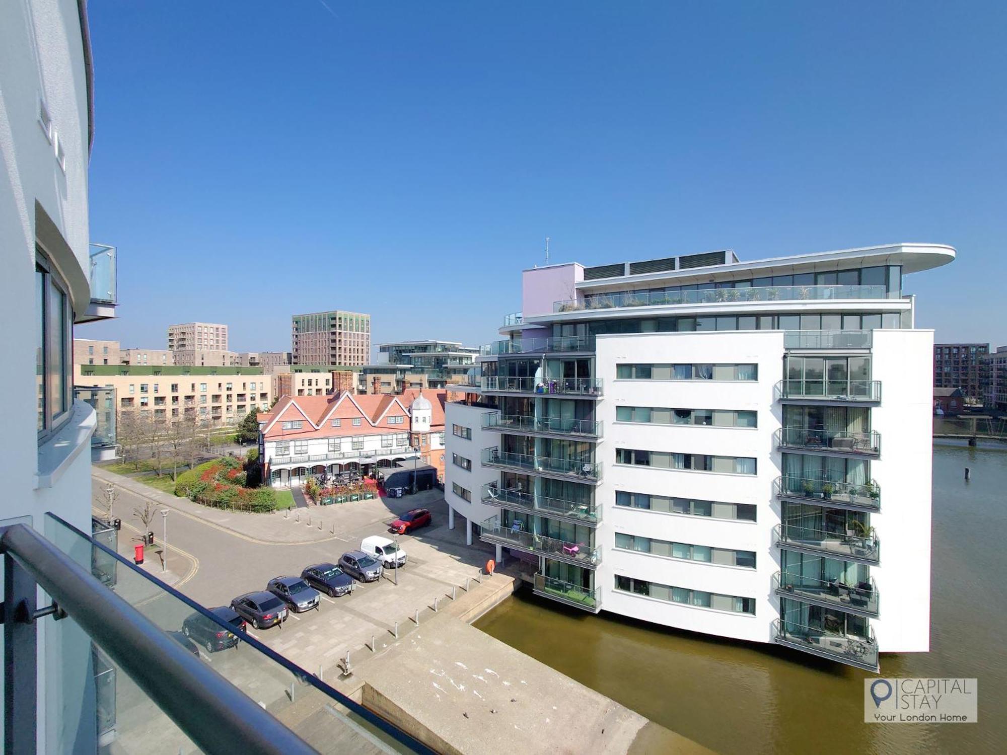 Free Parking - Serviced Two Bed London Docklands Apartment