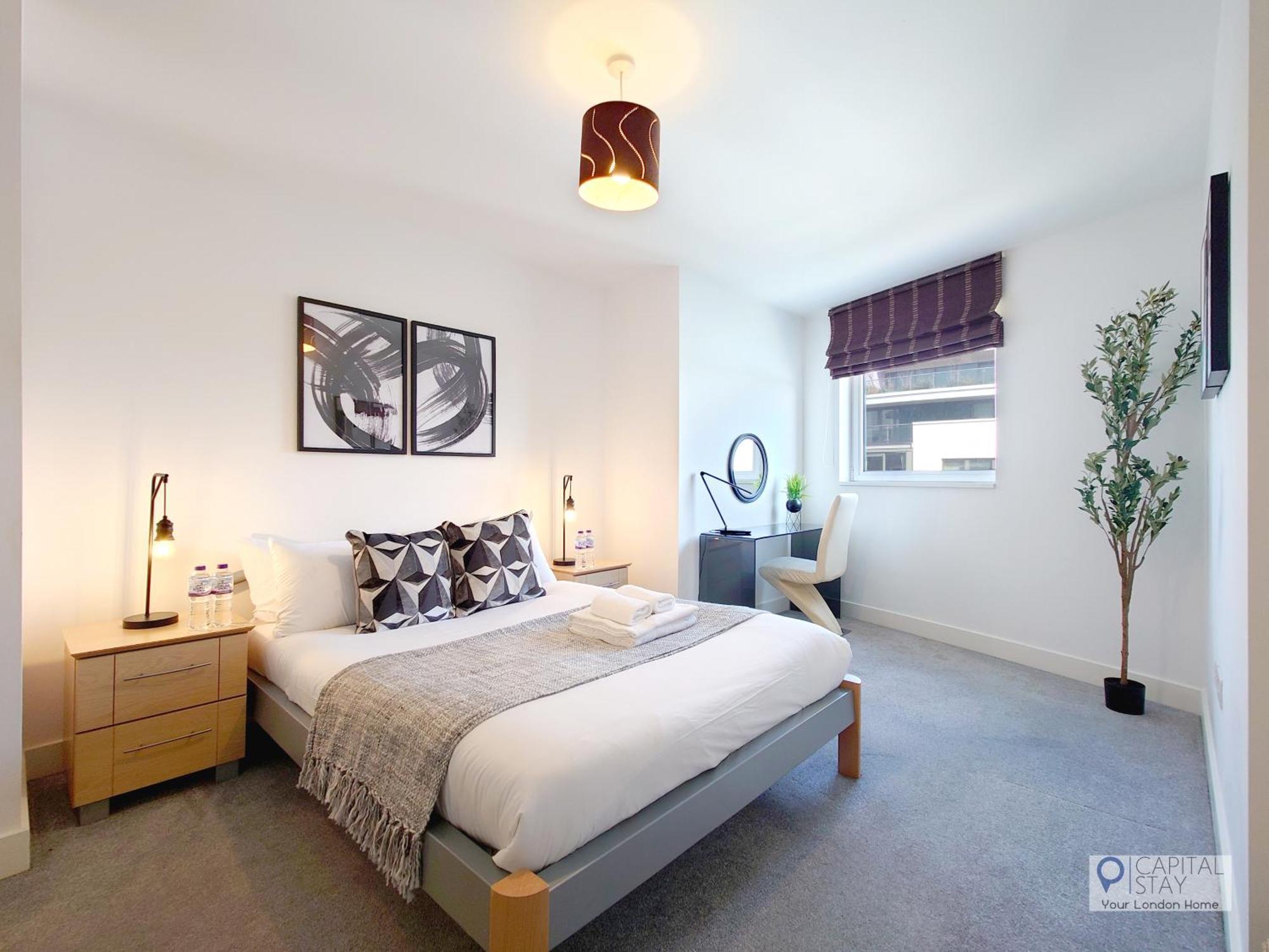 Free Parking - Serviced Two Bed London Docklands Apartment *