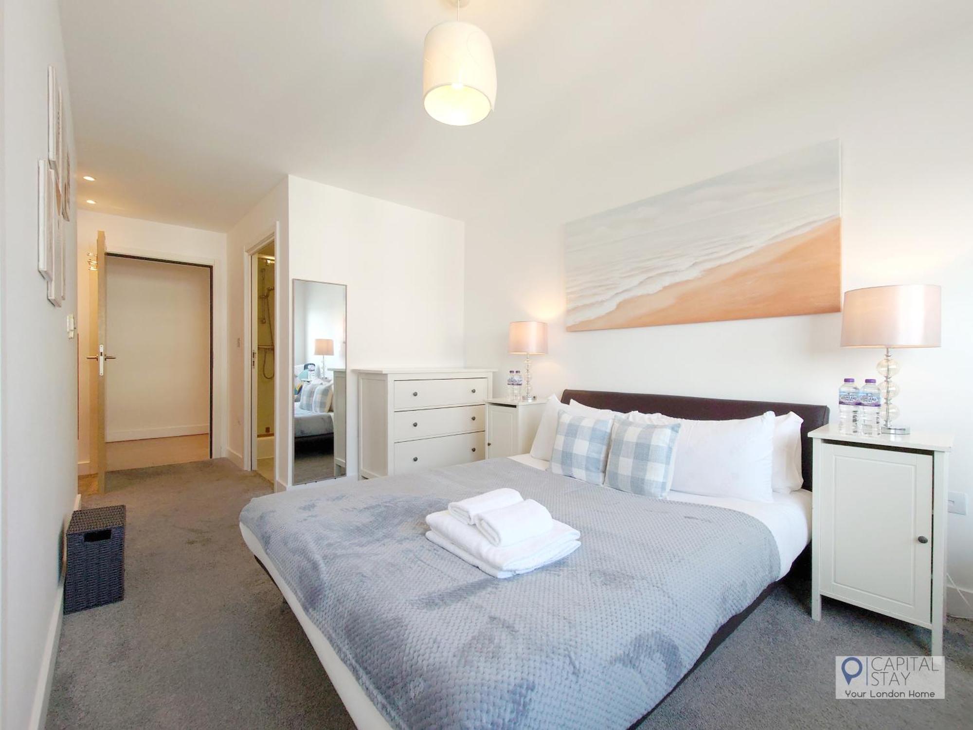 Free Parking - Serviced Two Bed London Docklands Apartment *