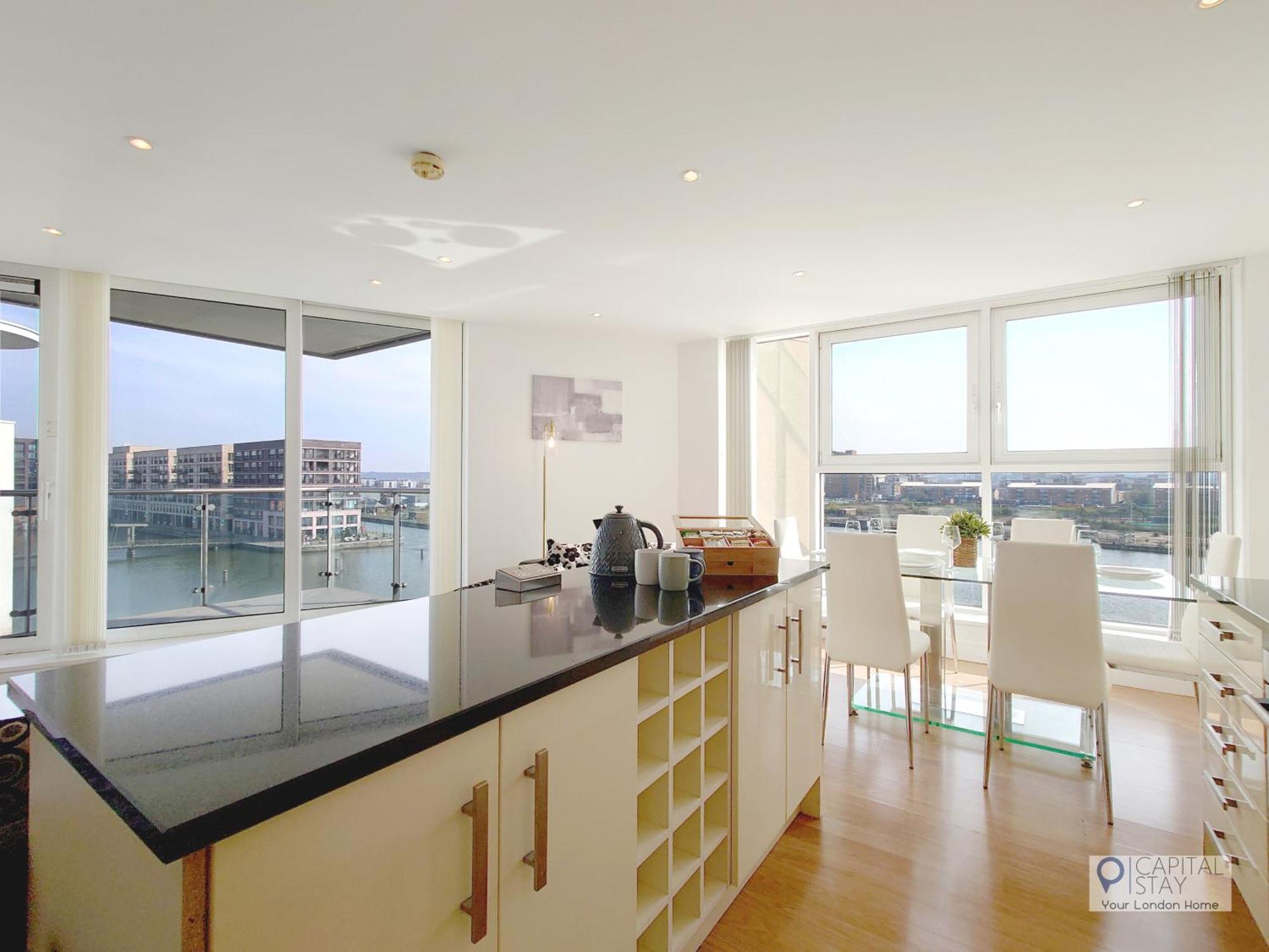 Free Parking - Serviced Two Bed London Docklands Apartment